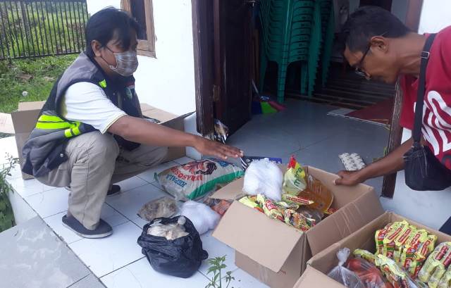 Warganya Terima Sembako Ayam Potong Busuk, Ini Kata Kades Citapen KBB