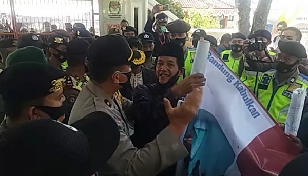 Dianggap Mengganggu Pendaftaran, Bapaslon Independen Pilbup Bandung Dicegat di Kantor KPU