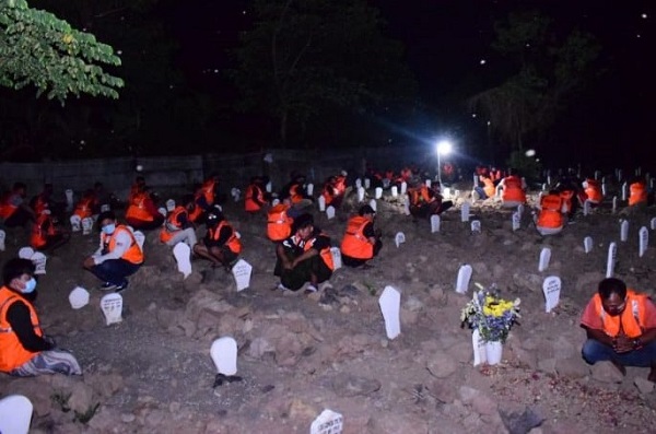 Pelanggar Masker Dihukum Berdoa di Kuburan Korban Covid-19