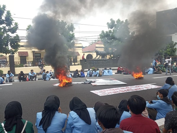 Mahasiswa Kembali Turun ke Jalan, Geruduk Mapolrestabes Bandung