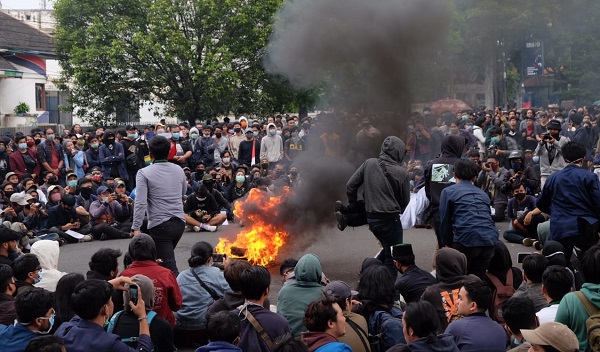 Demo UU Cipta Kerja di Bandung Ricuh, Polisi Tangkap 10 Orang