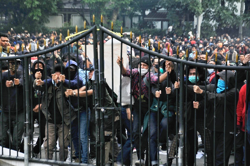 Sekap dan Aniaya Polisi saat Ricuh Demo Omnibus Law di Bandung, 3 Tersangka Simpatisan KAMI