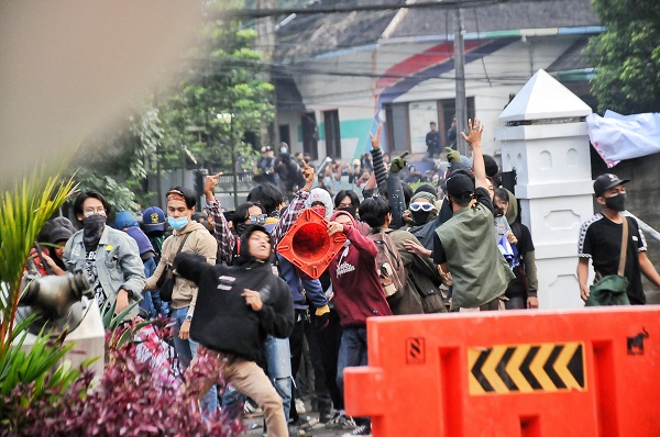 Kericuhan Pecah, 138 Mahasiswa di Bandung Terluka Usai Demo Penolakan UU Cipta Kerja