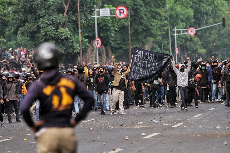 Polisi Amankan Anak SD dalam Aksi Unjuk Rasa Cipta Kerja di Bandung