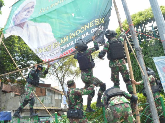 Kata Polisi dan Satpol PP Kota Bandung Soal Pencopotan Baliho Habib Rizieq