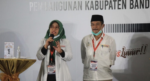 Kurnia Agustina dan Usman Sayogi