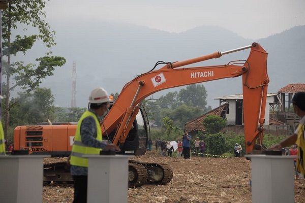 Ridwan Kamil Lakukan Groundbreaking Kolam Retensi Andir