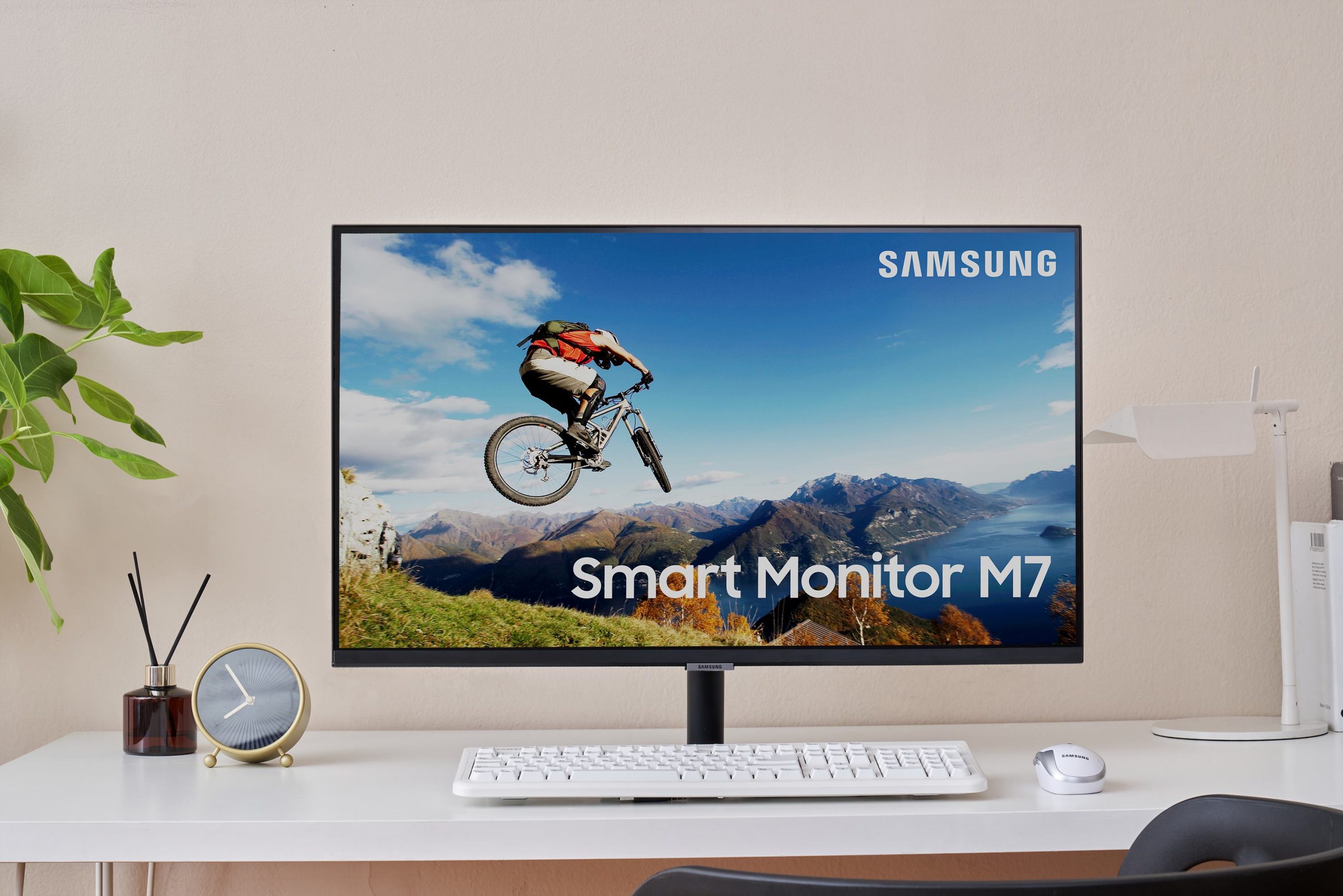 Monitor Cerdas “Do-It-All” Pertama di Dunia