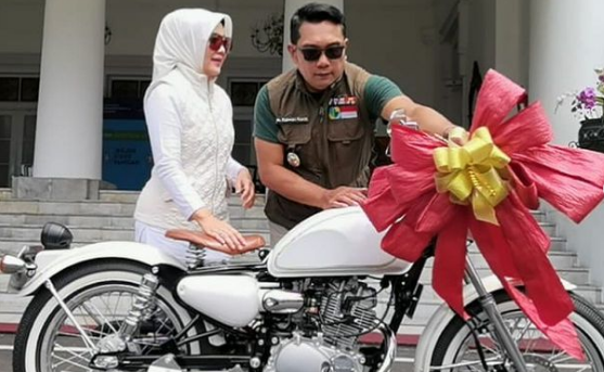 Ultah Pernikahan, Ridwan Kamil Hadiahi Atalia Motor Ini