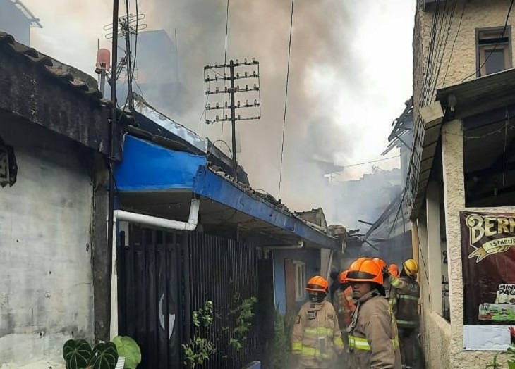 Kebakaran 10 Rumah di Cibeunying Kaler Diawali Suara Ledakan