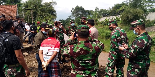 Kasdam III Siliwangi Tinjau Lokasi Pembangunan Tanggul Bantaran Sungai Citarum