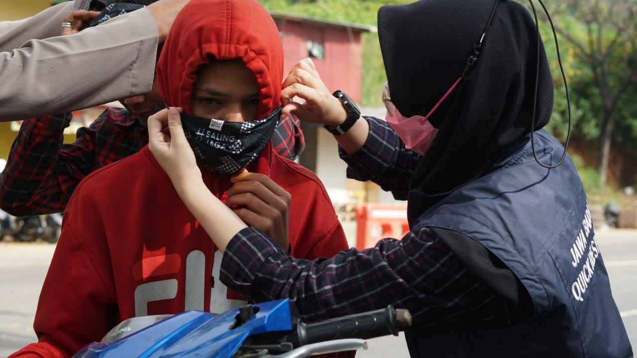 Cegah Lonjakan Kasus Covid-19, Ribuan Masker Dibagikan pada Petugas dan Pengendara