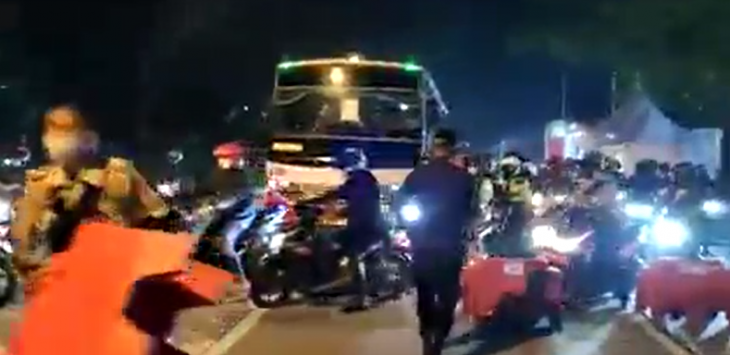 Pemudik Motor Terobos Jalur Perbatasan Kab. Bekasi-Karawang Bikin Polisi Kewalahan