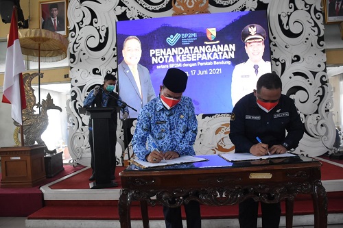 Lindungi Pegawai Migran, Bupati Teken MoU dengan BP2MI