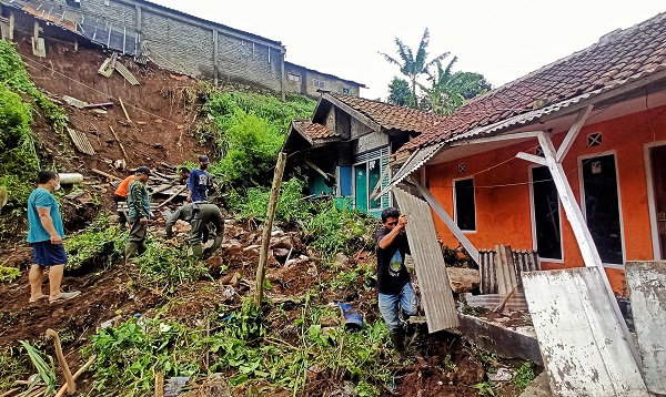 Lembang Diterjang Banjir dan Longsor