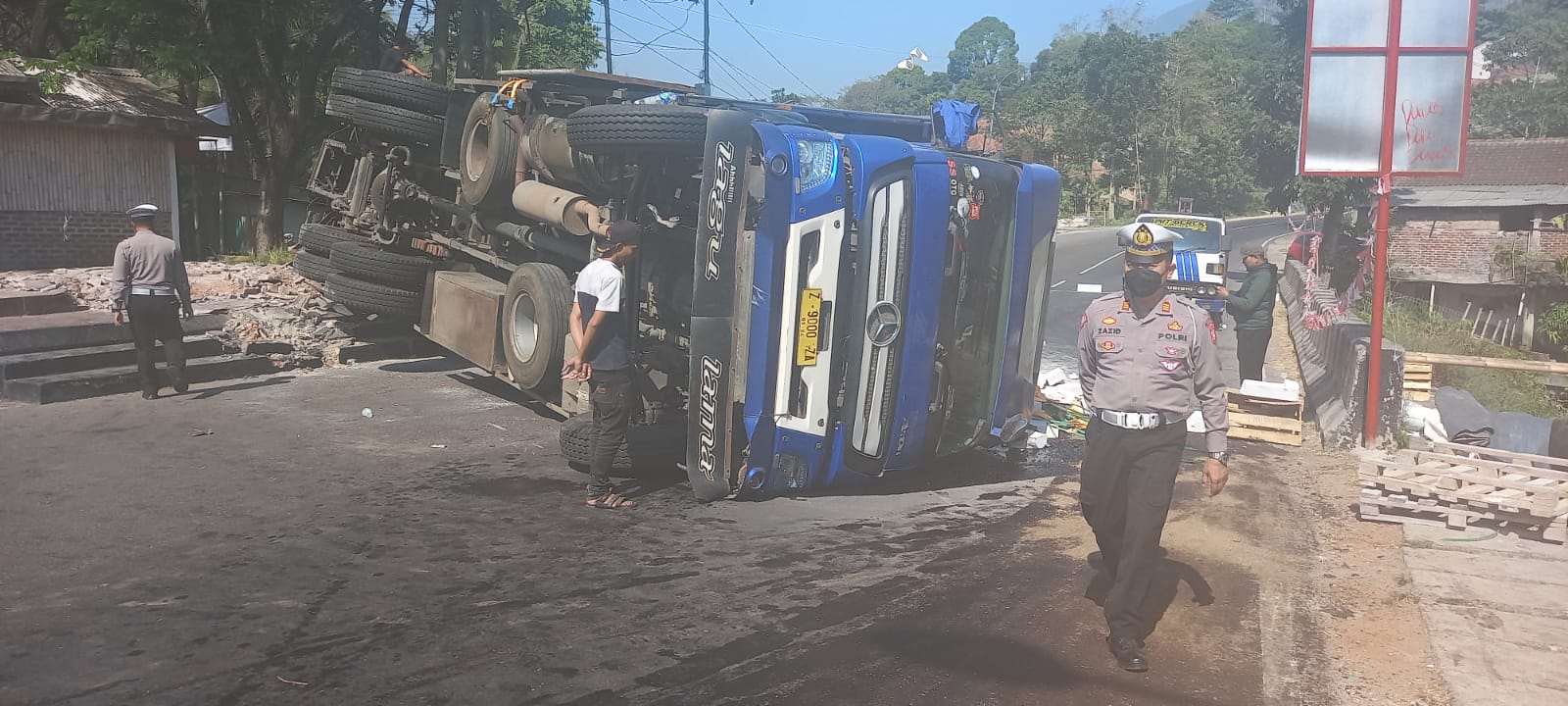 Truk Angkut Hebel Terguling, Sempat Tutup Jalan Nagreg