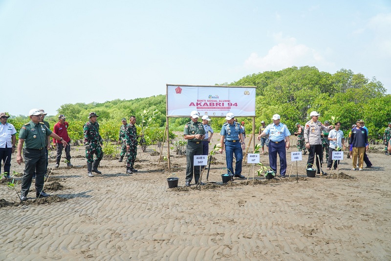 Alumni Akabri 94 Gelar Baksos dan Tanam Pohon Mangrove di Pesisir Pondok Bali Subang