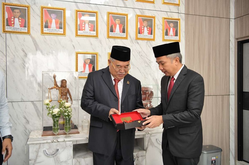 Pj. Gubernur Jabar, Bey Machmudin Sampaikan Ucapan Selamat atas Wisuda Purnabakti Kepala Pengadilan Tinggi Bandung