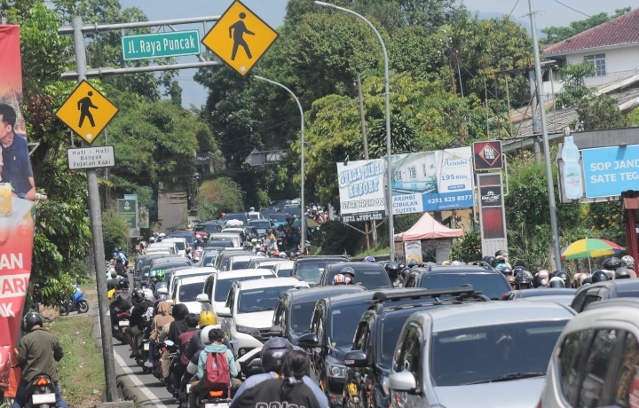 Momen Liburan Malah Terjebak Horor Macet Puncak Bogor, Satu Wisatawan Meninggal Hingga ‘Camping’ di Jalan