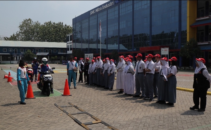 Duta Safety Riding Peroleh Beasiswa Pendidikan dari Yayasan AHM