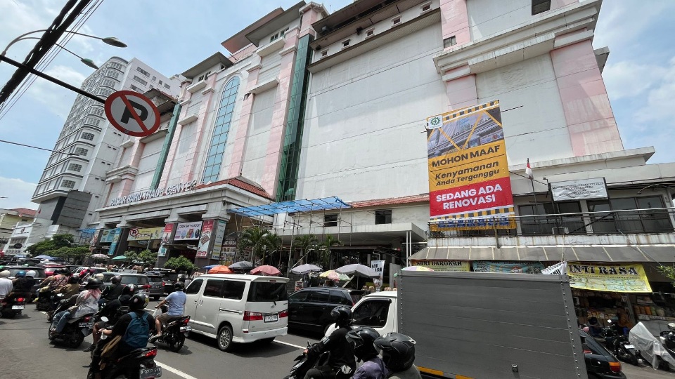 Renovasi, Pasar Baru Trade Center Bandung Lakukan Pengecatan Gedung