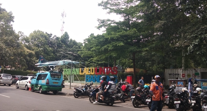 Libur Sekolah Akan Usai, Taman Lalu Lintas Bandung Ramai, Toko Seragam Sepi Pembeli