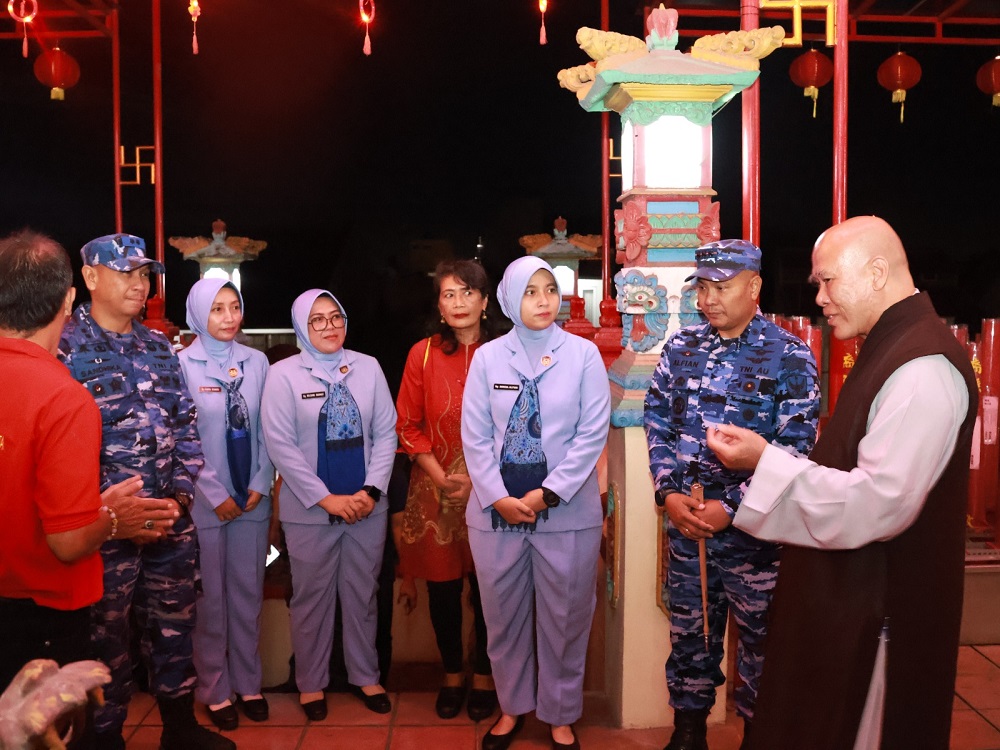 Pererat Toleransi Perayaan Tahun Baru Imlek, Komandan Lanud Husein Sastranegara Kolonel Pnb Alfian, S.E., M.Han Kunjungi Vihara Satya Budhi dan Vihara Buddha Gaya dan Vihara Tanda Bhakti Kota Bandung