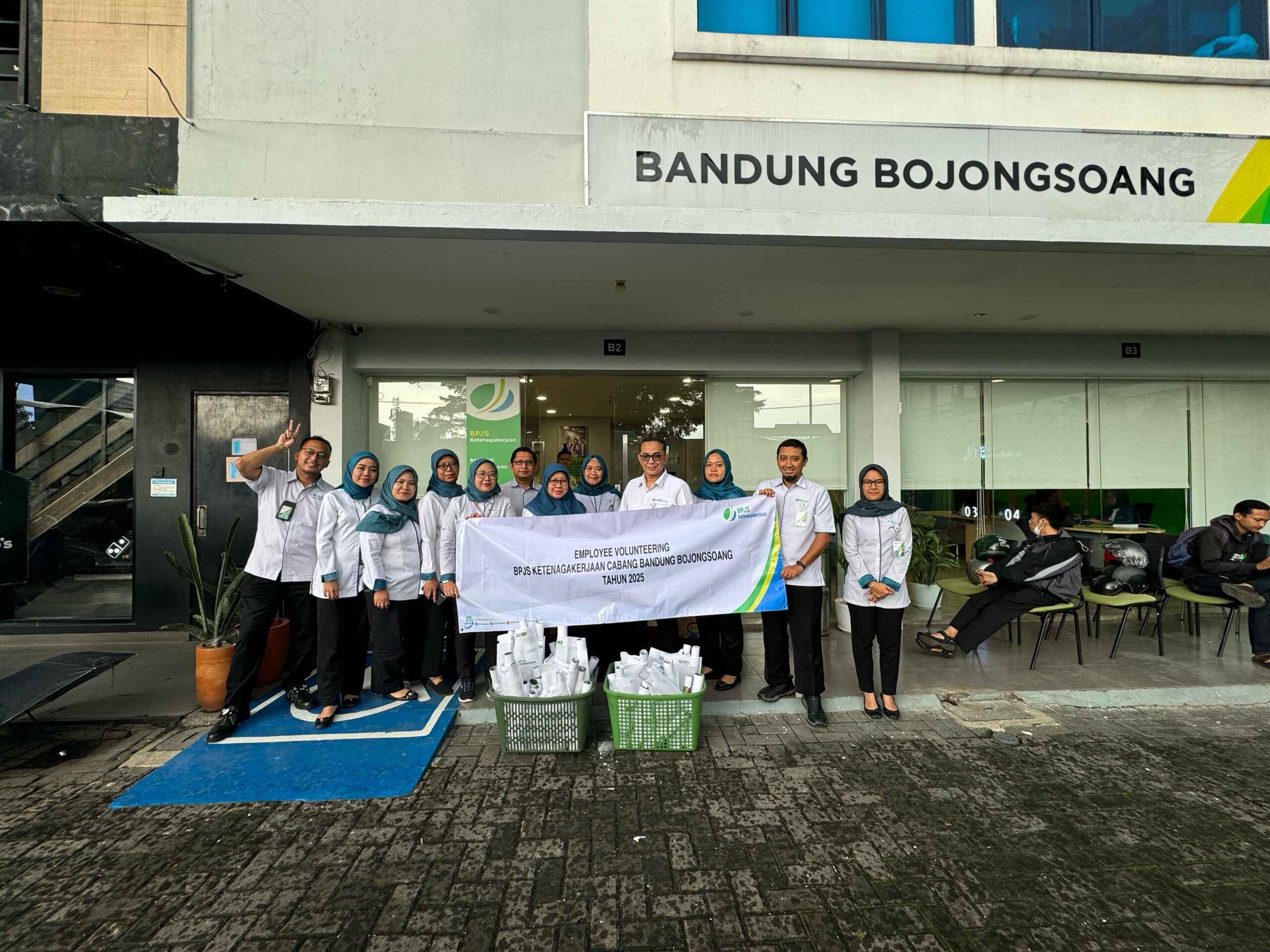 Employee Volunteering, BPJS Ketenagakerjaan Kacab Bandung Bojongsoang Bagi-bagi Takjil