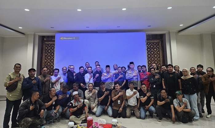 Polri Bersama Media Berbagi Takjil Berbuka Puasa di Kota Bandung