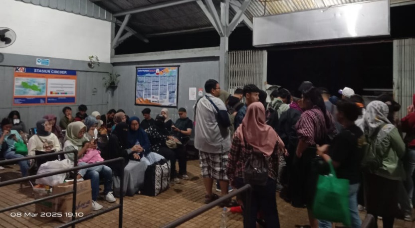 Banjir di Petak Jalan Cibeber – Cianjur, Perjalanan KA Siliwangi Cuma Sampai Stasiun Cibeber