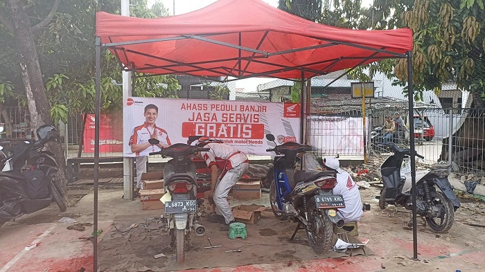 Kegiatan servis gratis dan penggantian oli di dekat lokasi terdampak banjir