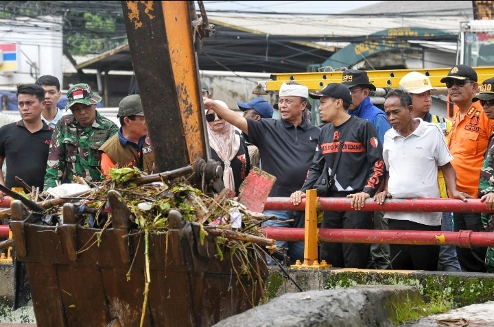 Sekda Jawa Barat, Herman Suryatman Tinjau Lokasi Banjir Cimanggung yang Belum Surut, Aktivitas Warga Masih Terhambat