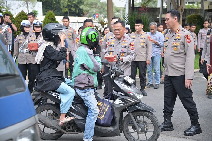 Wakapolda Jabar Turun Langsung Berbagi Takjil kepada Masyarakat Bersama Media