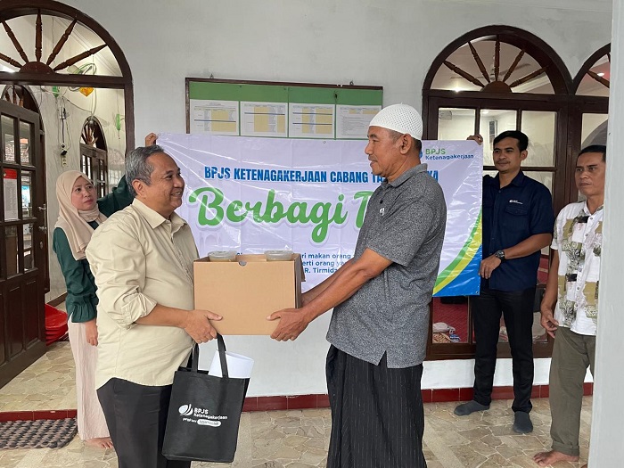 BPJS Ketenagakerjaan Tasikmalaya Gelar Employee Volunteering, Berbagi Takjil Kepada Pengurus Masjid Al Hikmah