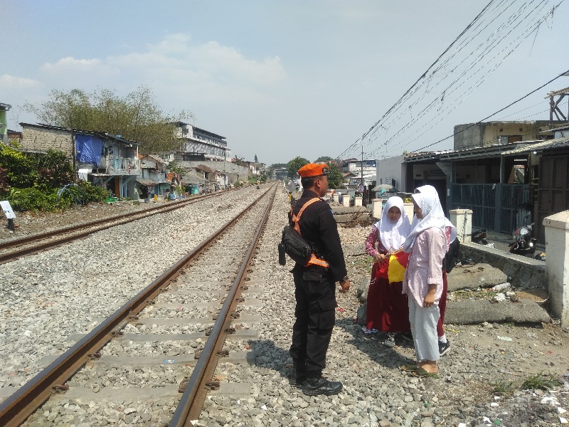 Berbahaya, KAI Daop 2 Bandung Larang Masyarakat Ngabuburit di Jalur Kereta Api