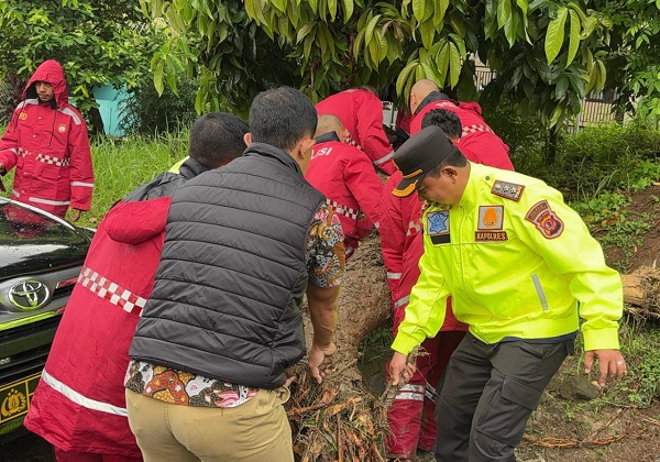 Polisi Lakukan Pembersihan Pasca Banjir Menerjang 13 Kecamatan di Kab. Sukabumi