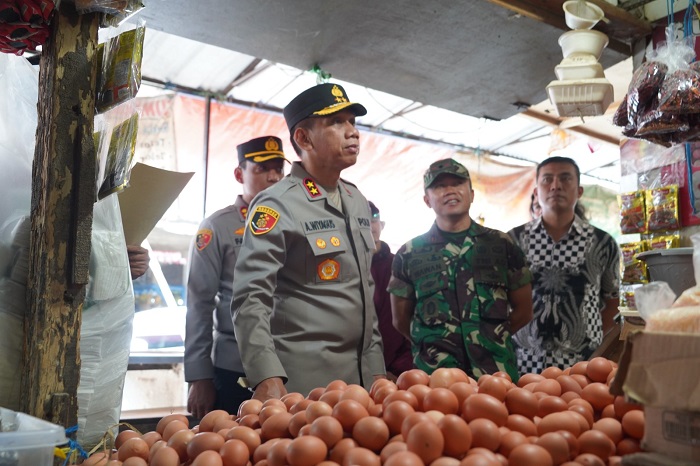 Kunjungi Pasar Cikurubuk, Kapolda Jabar Pastikan Harga Pangan Secara Umum Normal Terkendali